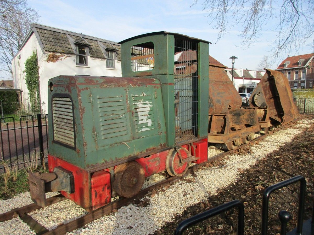 1963 Schöma CDL 28 locomotive - Spoorijzer KW 13 side dump cars - 1