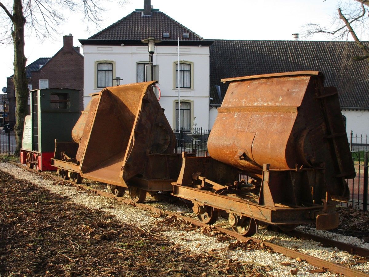 1963 Schöma CDL 28 locomotive - Spoorijzer KW 13 side dump cars - 5