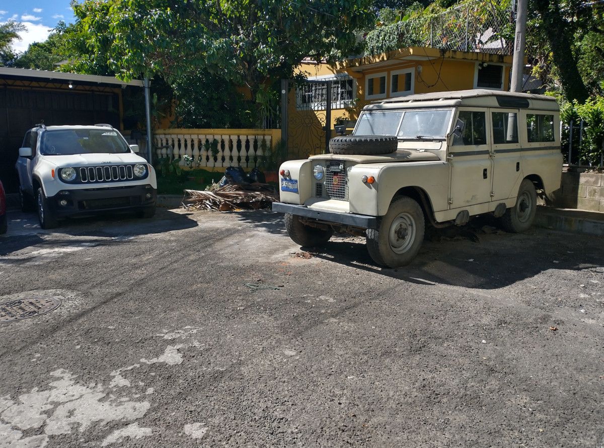 Here’s a sight I didn’t expect to find; a vintage Land Rover sitting pretty in a middle-class neighborhood not far from my home in San Salvador. Not that finding old [&hellip;]