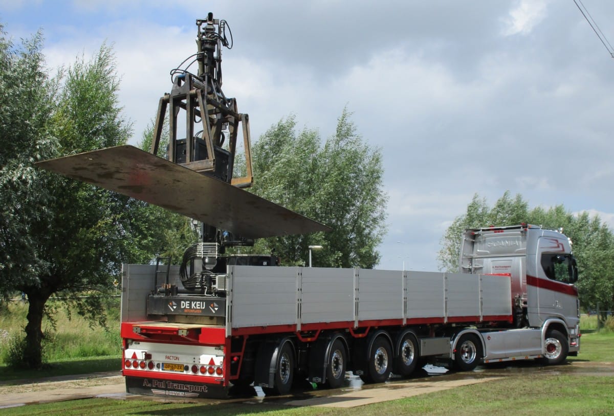 Alas, when I arrived at the show nearby my place, many participants had already left. Some guys were already vacuuming up the steel road plates (used as temporary pavement) from [&hellip;]