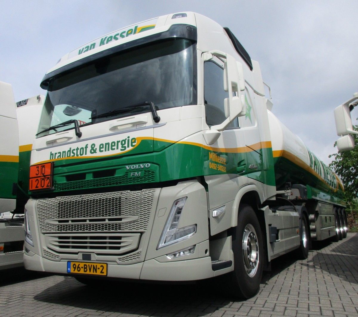 Running on diesel fuel and transporting diesel fuel, given the numbers on the orange front and rear signs. A trio of identical Volvo FM 4×2 tractors, each towing a tridem [&hellip;]