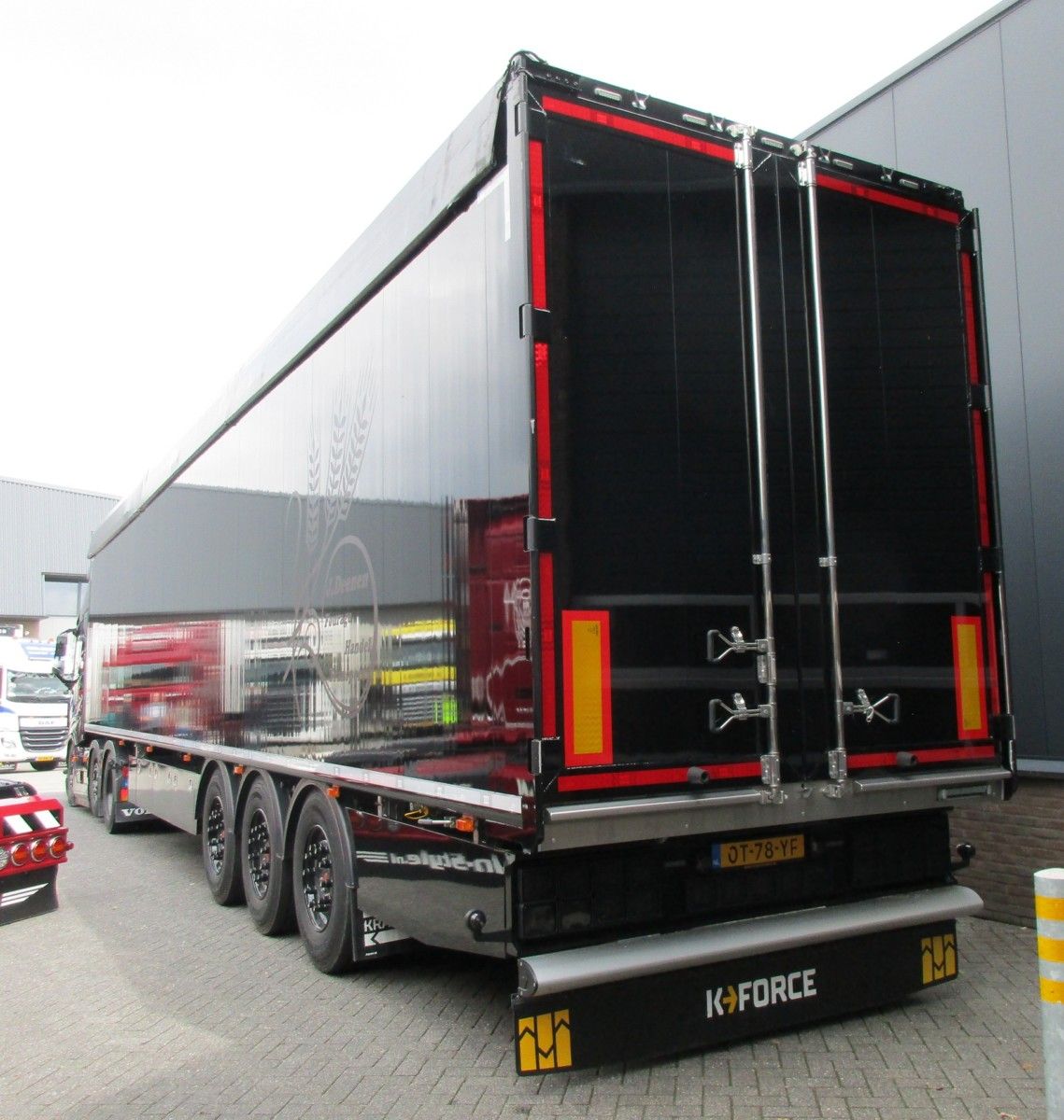 Truck Show Outtake: 2021 Volvo FH16 And 2023 Kraker Moving Floor Semi-Trailer - The Dark Ride 4 Deenen Fourage - Volvo FH16 - Kraker K-Force - 4