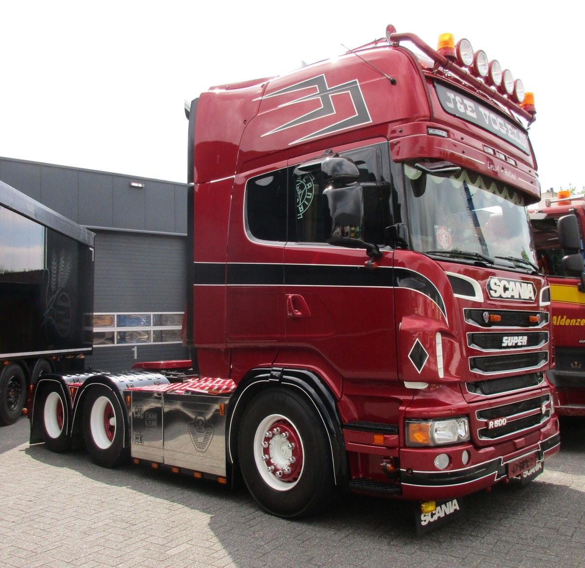 At the show, I really thought I was taking some pictures of an exemplary, modern owner-operator tractor unit. Yet after some searching, it turned out that the 2011 Scania is [&hellip;]