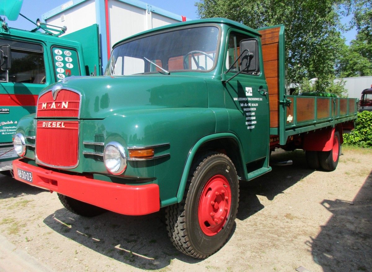Flatbeds with a 4×2 drivetrain, the oldest and most elementary form of trucking. Commercial vehicles with a full-size bakkie, like several classic MAN trucks at the show I visited in [&hellip;]
