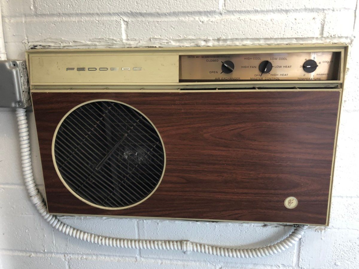In the shop where I went to get a new windshield for my xB, I was a bit surprised to see this very ’70s vintage air conditioner in the wall. [&hellip;]