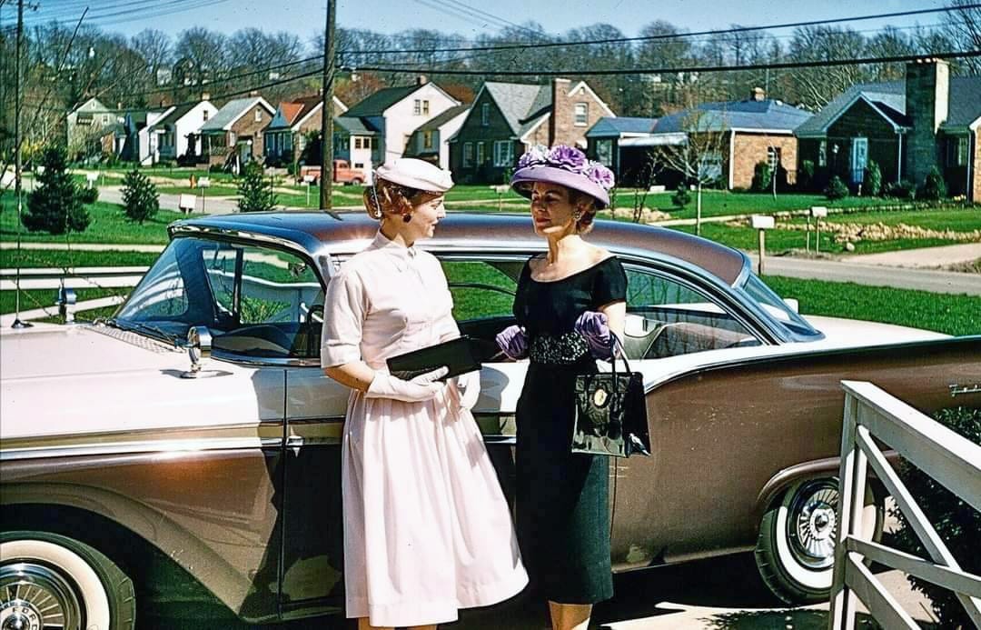 The weekend is approaching, and I suppose a few of our readers have plans to go out. But what to wear? What about a few suggestions from the past, thanks [&hellip;]