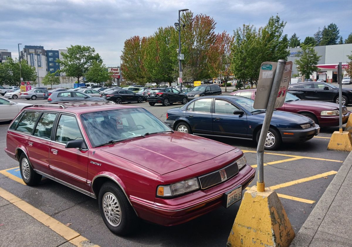 I had to pause for these shots uploaded at the Cohort by Mike Hayes. A trio of orphan makes caught by the curbside in a California parking lot, all in [&hellip;]