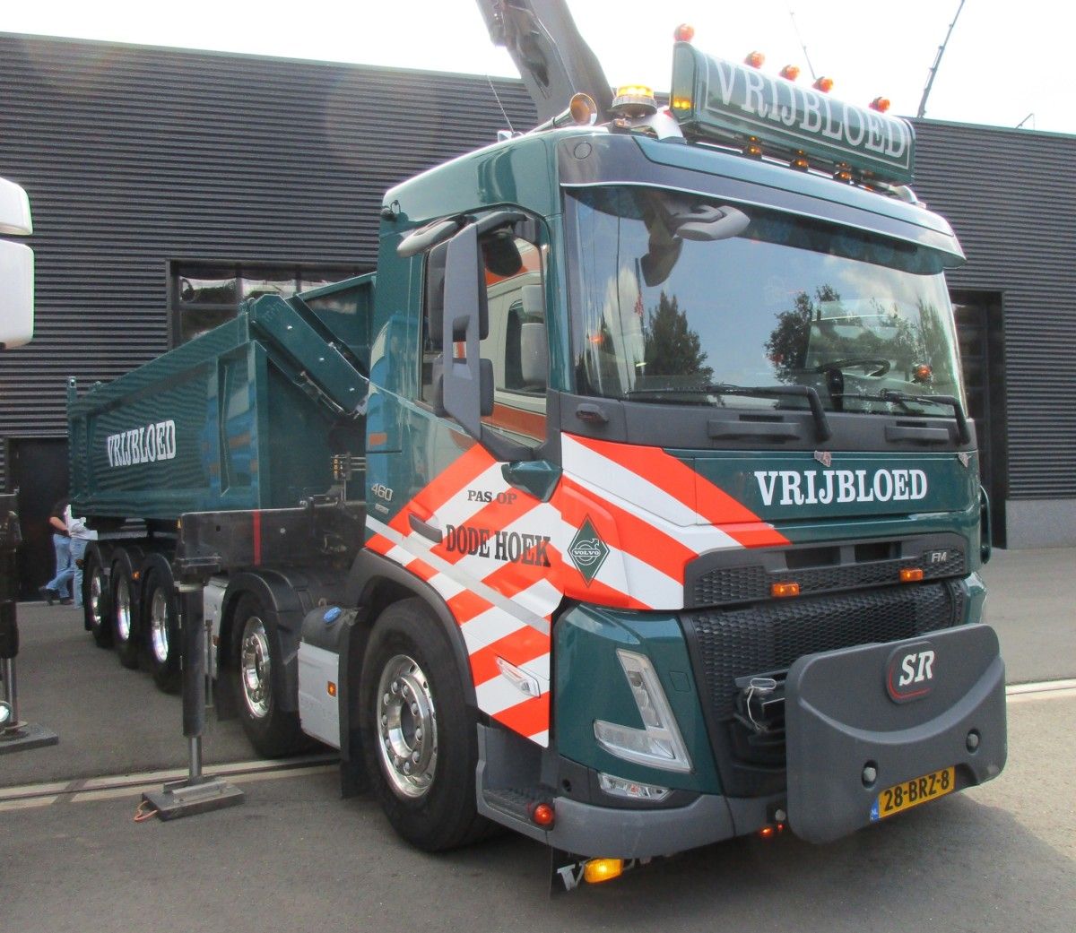 Two Swedish infrastructure workers with a 10×4*6 drivetrain, air suspension all around, and a gross weight rating of 47 tonnes (103,600 lbs). And both of them are equipped with a [&hellip;]