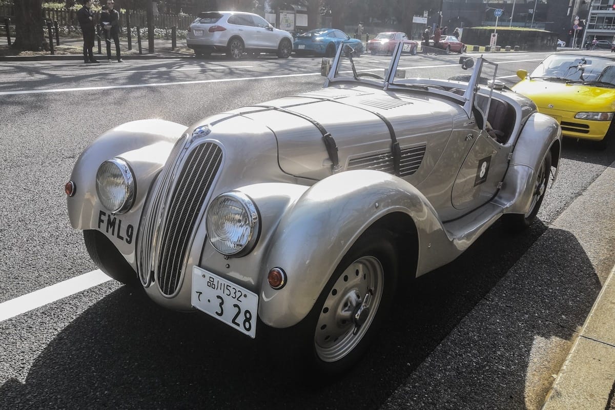Even non-connoisseurs of pre-war automotive delights would have reacted like I did when I saw this silver beauty pulling up. I think what I audibly said was something like “Oooh, [&hellip;]