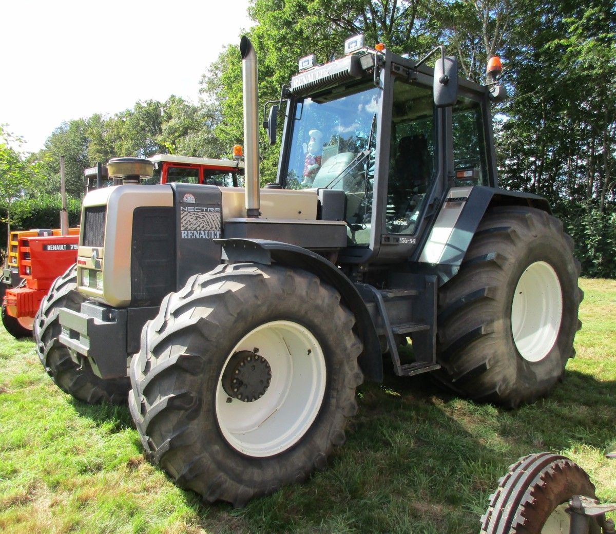 Fieldside Classic: 1992 Renault 155.54 Nectra - Agro-Luxobarge In Optima Forma 10 1992 Renault 155-54 Nectra - 6