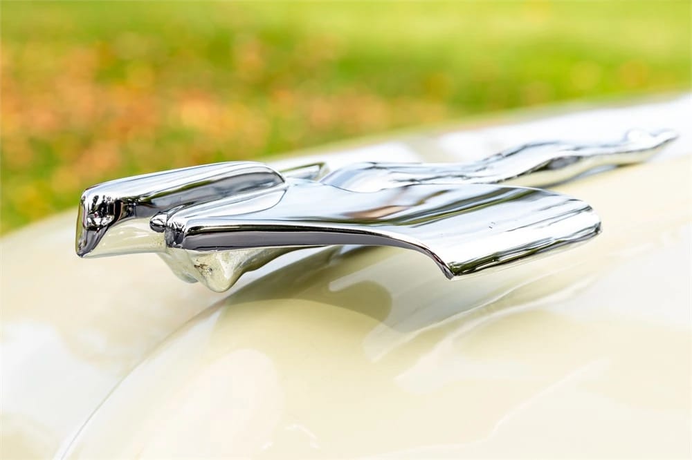 1950 Nash Rambler Convertible Landau: Adorable, Thrifty, But Not Cheap 12 Close-up of the Flying Lady hood ornament on an ivory 1950 Nash Rambler