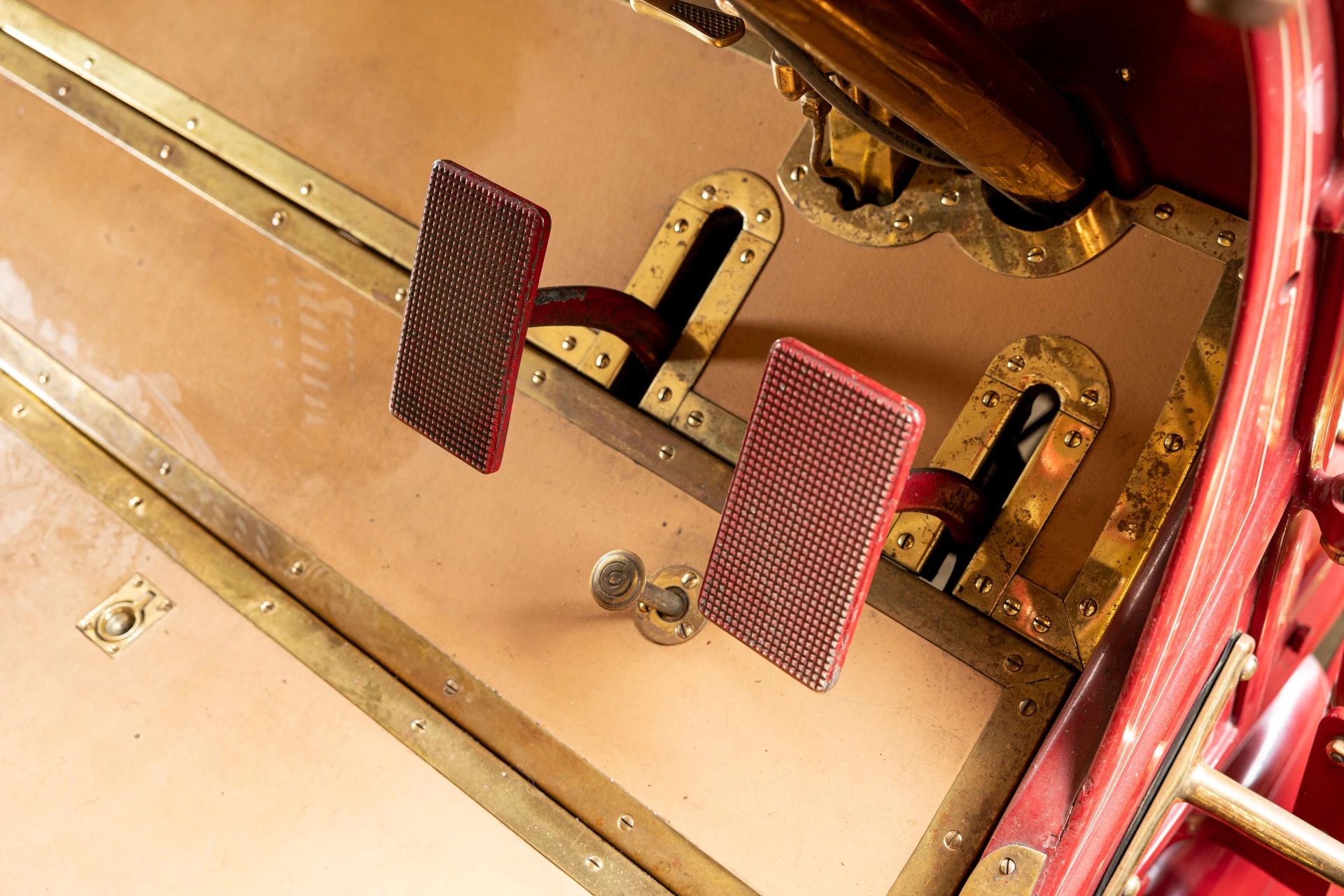1929 Synchro-Mesh Transmission: How An Engineer From Oregon Took The Clash Out of Shifting Gears 5 Accelerator and brake pedals of a 1911 Pierce-Arrow