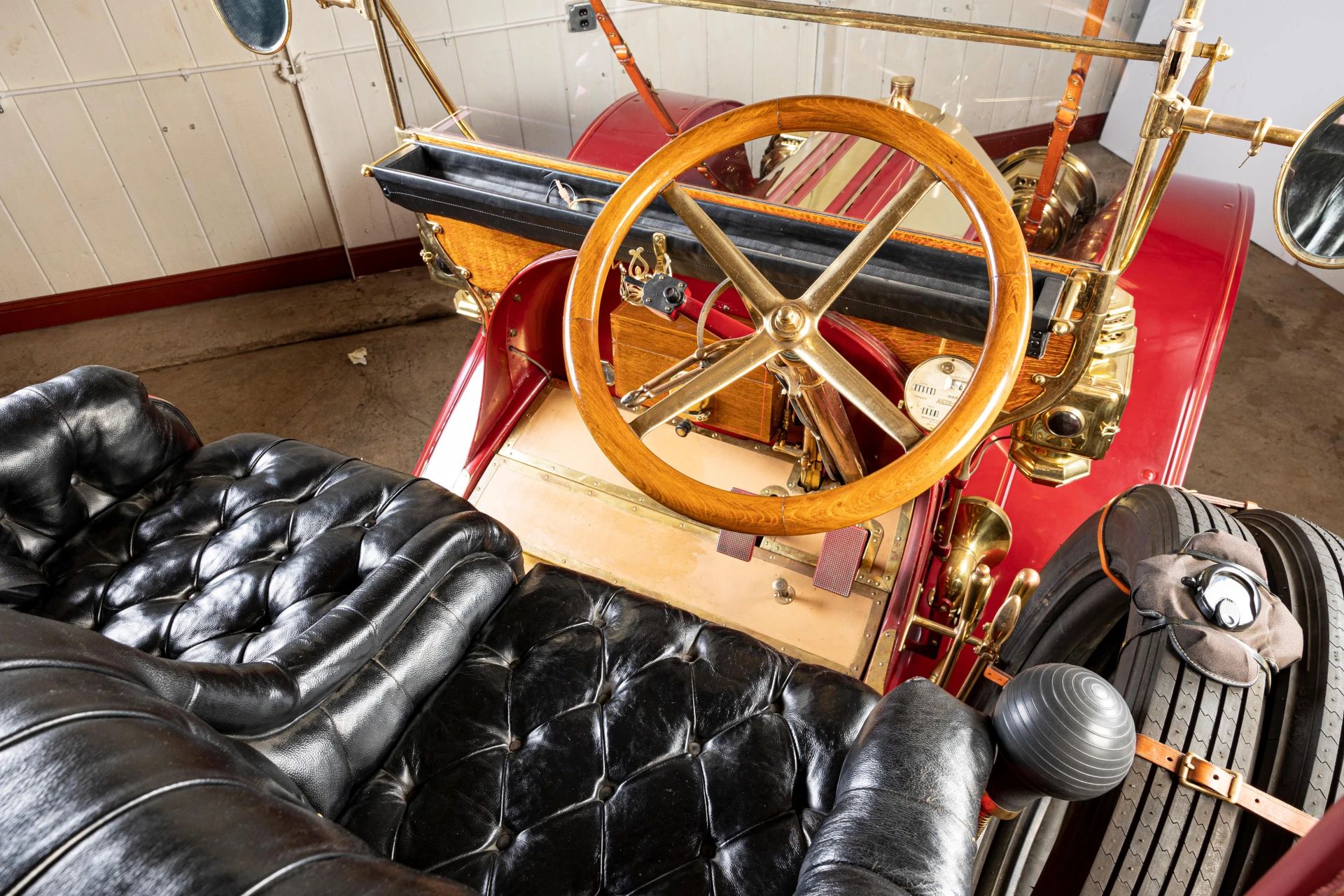 1929 Synchro-Mesh Transmission: How An Engineer From Oregon Took The Clash Out of Shifting Gears 4 Driver's seat, wheel, and dashboard of a 1911 Pierce-Arrow touring car