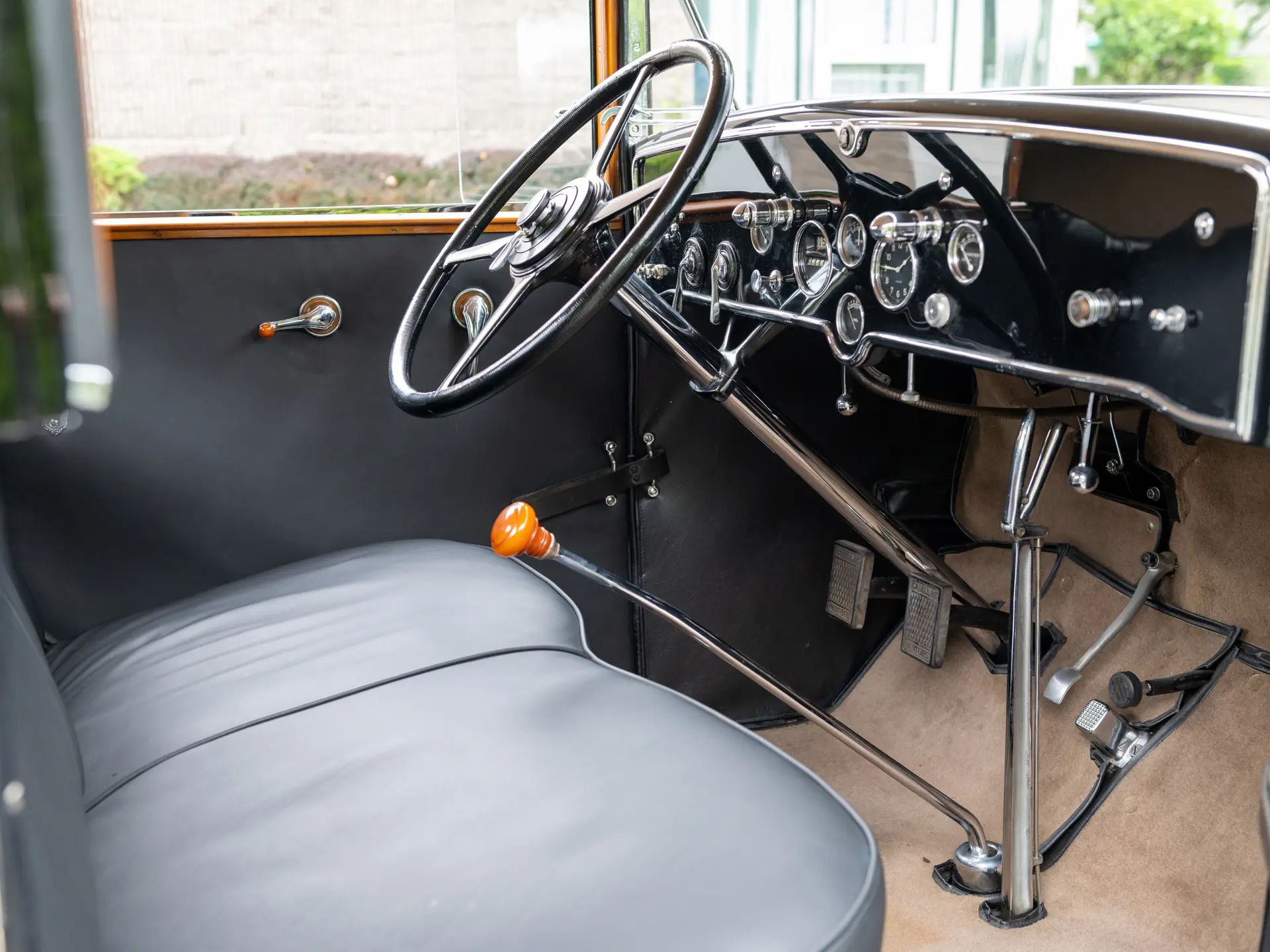 1929 Synchro-Mesh Transmission: How An Engineer From Oregon Took The Clash Out of Shifting Gears 18 Front seat and dashboard of a 1929 Cadillac, seen from the passenger side