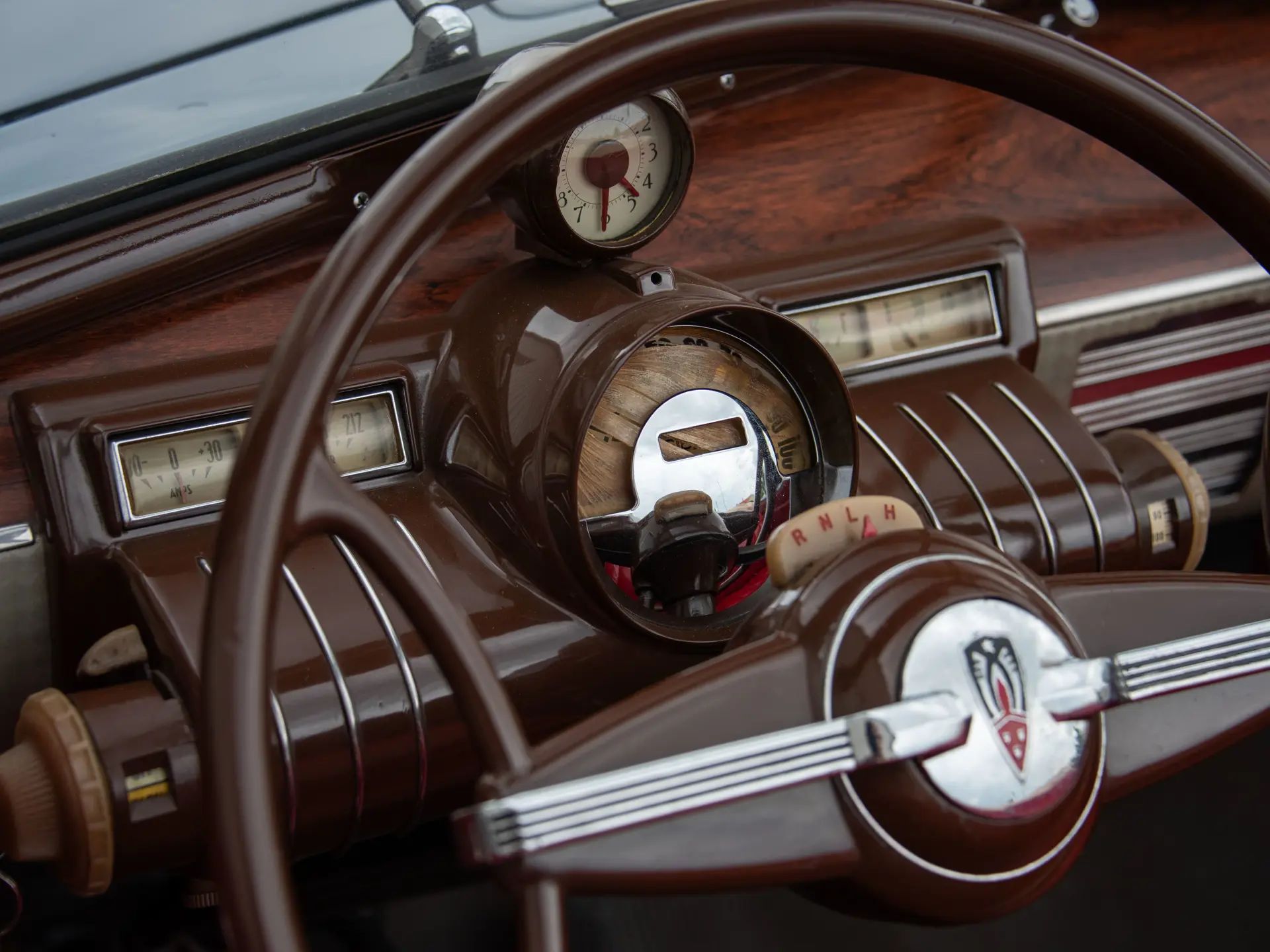 Dashboard of a 1938 Oldsmobile with steering column quadrant for the Automatic Safety Transmission; the speedometer has no face