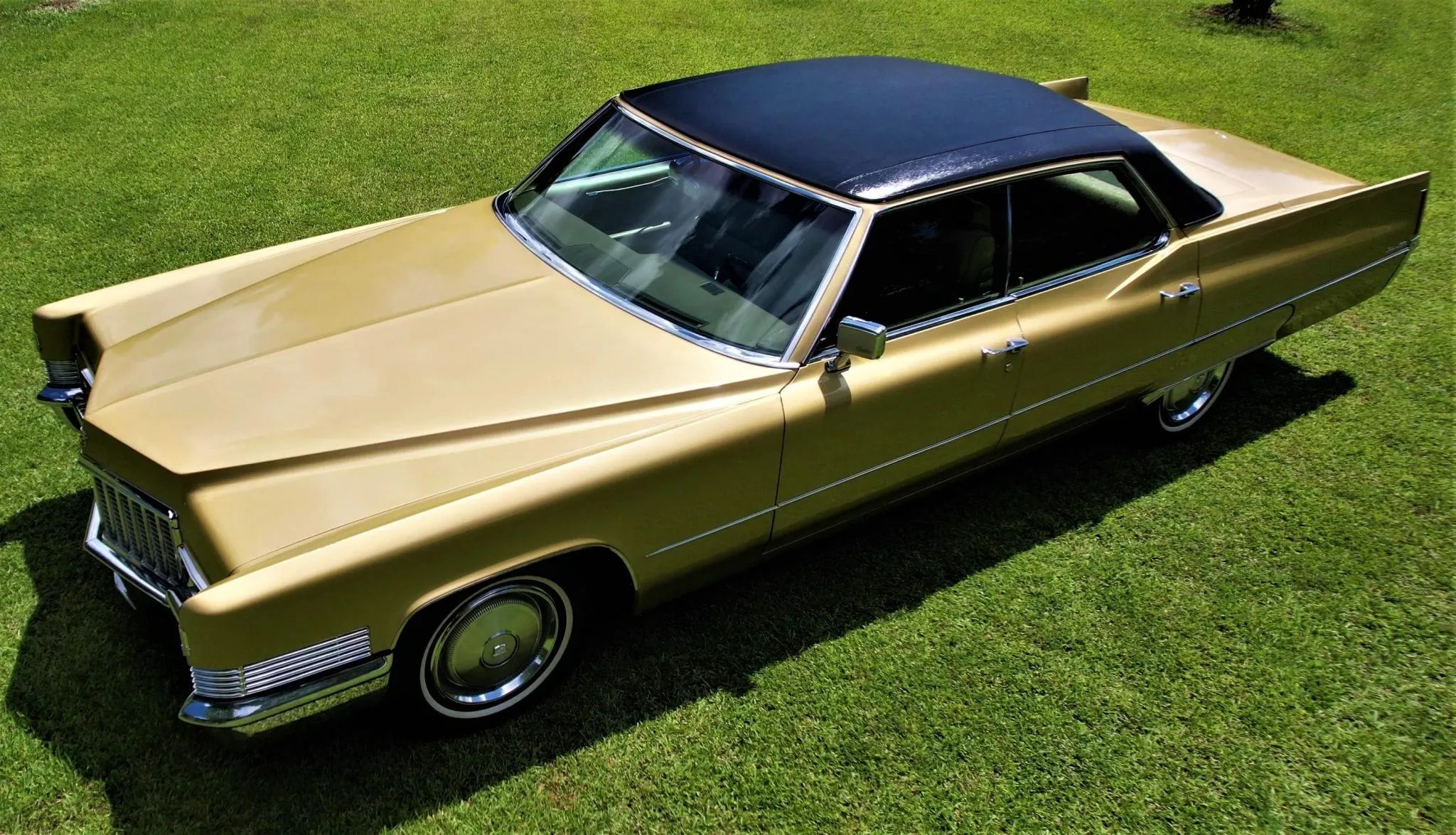 Decade De Ville: Cadillac's Bestselling '70s De Villes 6 High angle front 3q view of a gold 1970 Cadillac Sedan de Ville with a black vinyl top