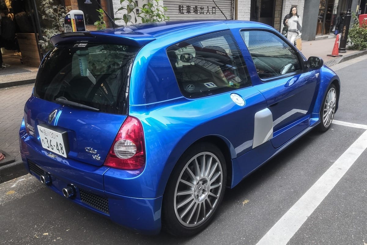There are hot hatches, red hot hatches and then there are Renault’s mad mid-engined monster hatches. The all-time legend of those was the R5 Turbo (1980-85), i.e. the one that [&hellip;]
