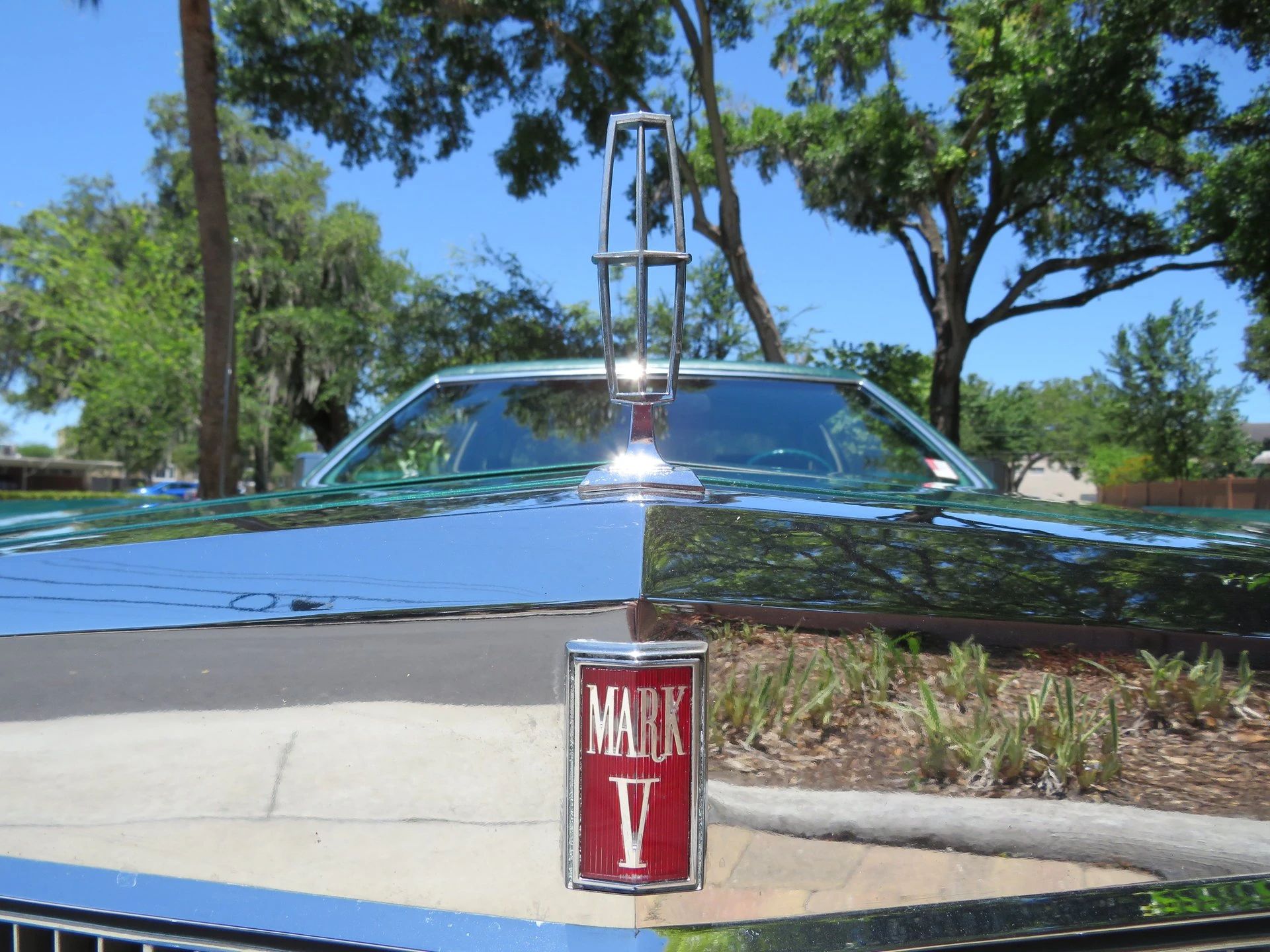 1977 Lincoln Continental Mark V: Bigger Than Ever, This Defiant Dinosaur Was Rolling In Green 3 Stand-up hood ornament and Mark V badge on the nose of a 1977 Lincoln Continental Mark V