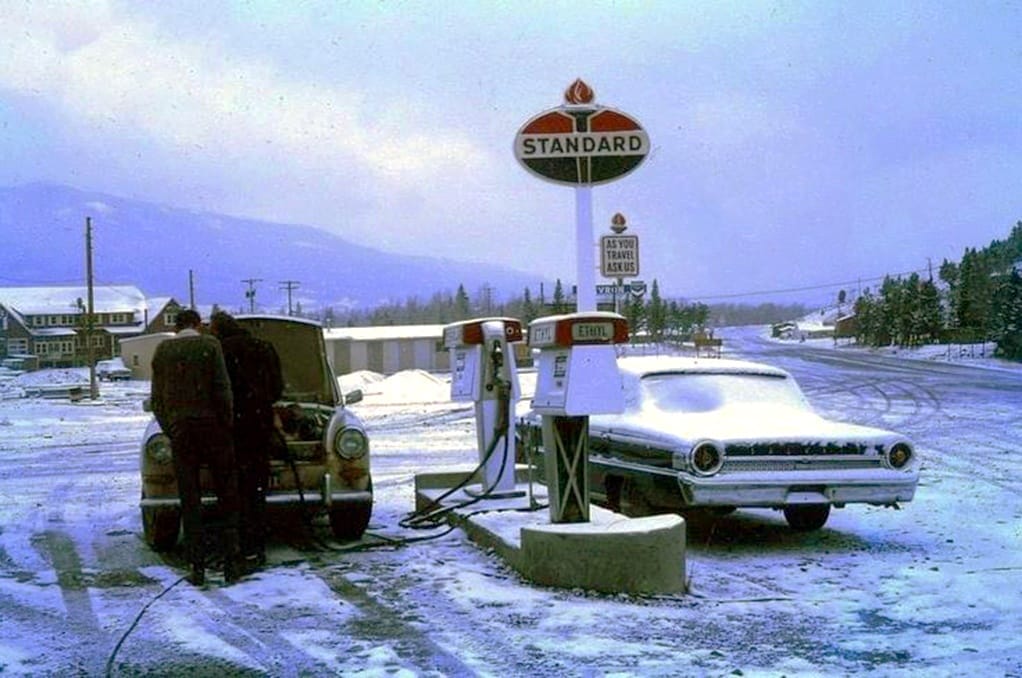 Fill 'Er Up! - Classic Gas Stations In The '50s, & '60s 9 1c65002ccc9ee160bd8a7f49610ecea7