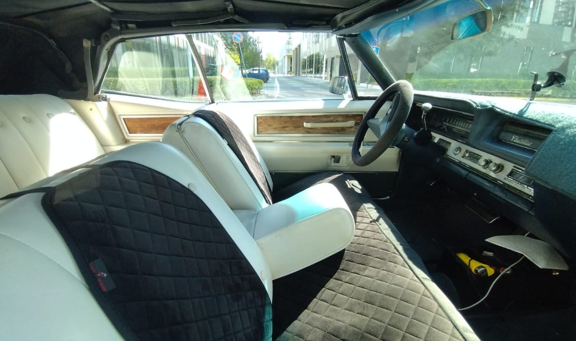 Unlikely Pair: 1968 Cadillac Convertible and 1997 Fiat Cinquecento Found In Hungary 5 Captura de pantalla 2025 08 10 16.04.30