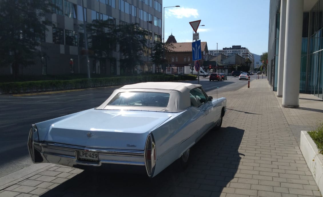 Unlikely Pair: 1968 Cadillac Convertible and 1997 Fiat Cinquecento Found In Hungary 4 Captura de pantalla 2025 08 10 16.04.34