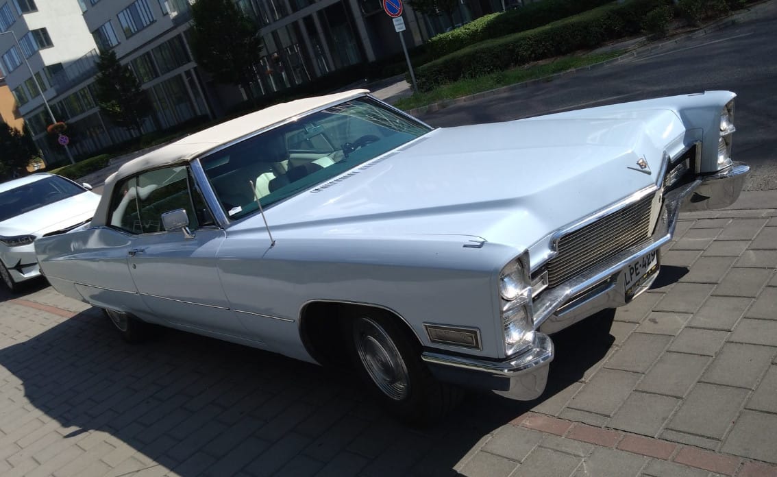Unlikely Pair: 1968 Cadillac Convertible and 1997 Fiat Cinquecento Found In Hungary 2 Captura de pantalla 2025 08 10 16.04.38