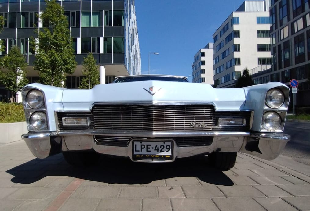 Unlikely Pair: 1968 Cadillac Convertible and 1997 Fiat Cinquecento Found In Hungary 3 Captura de pantalla 2025 08 10 16.04.43