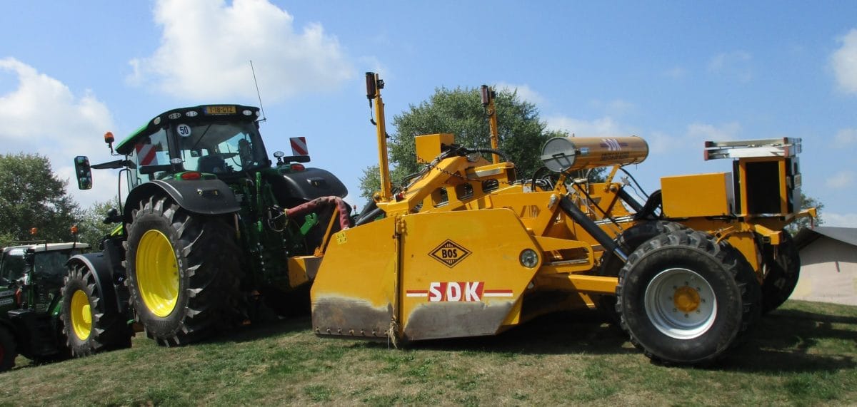 CC Global: 2024 And 2025 Harvest Days - Agro-Modernities And Their Supporters 2 SDK - John Deere 6R-215 - Bos land leveling machine - 2