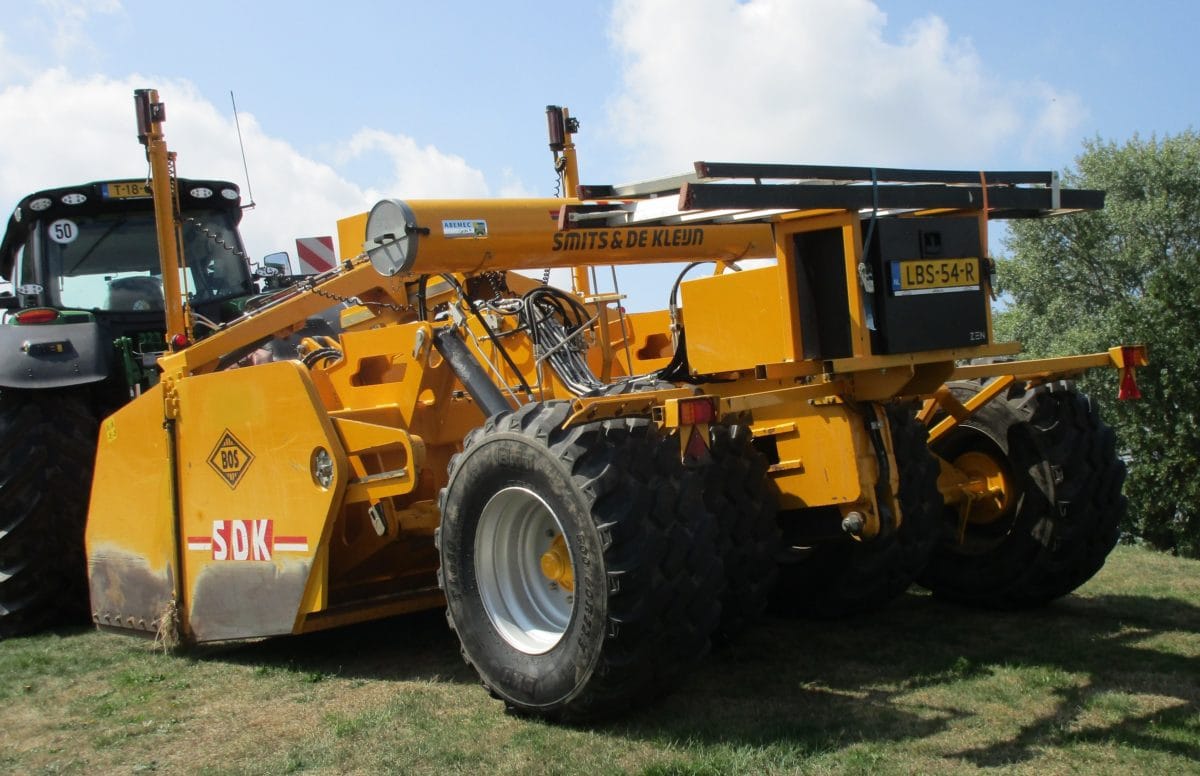 CC Global: 2024 And 2025 Harvest Days - Agro-Modernities And Their Supporters 3 SDK - John Deere 6R-215 - Bos land leveling machine - 3