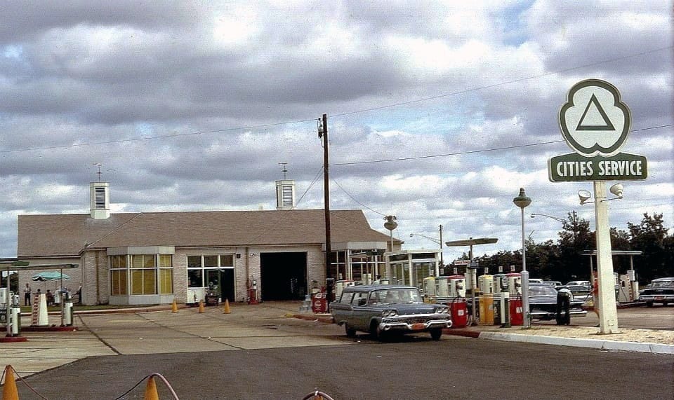 Fill 'Er Up! - Classic Gas Stations In The '50s, & '60s 5