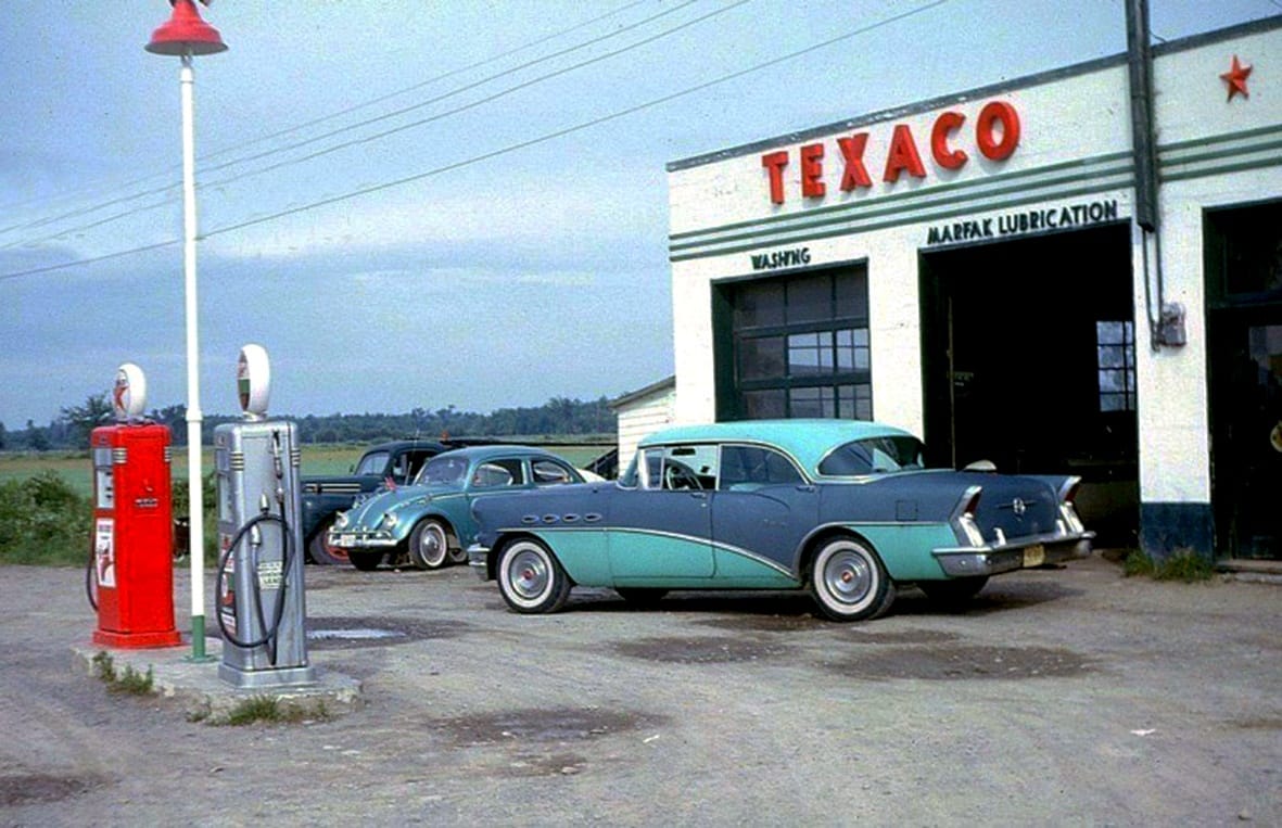 Fill 'Er Up! - Classic Gas Stations In The '50s, & '60s 4