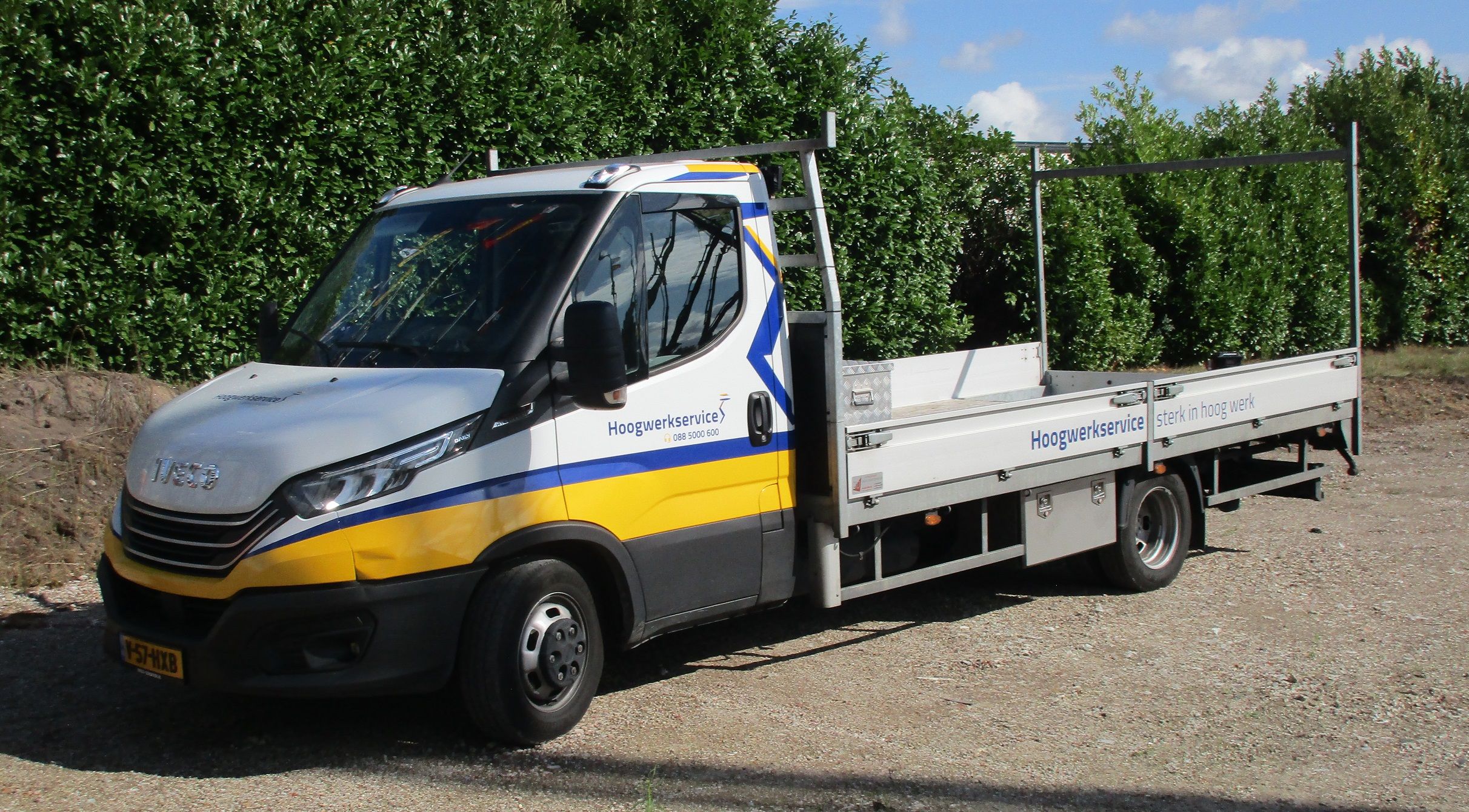 CC Global: 2024 Iveco Daily 40-180 (40C18) Hi-Matic - Keepin' a Lo-Profile 1 Hoogwerkservice - 2024 Iveco Daily 40-180 Hi-Matic flatbed truck - 1