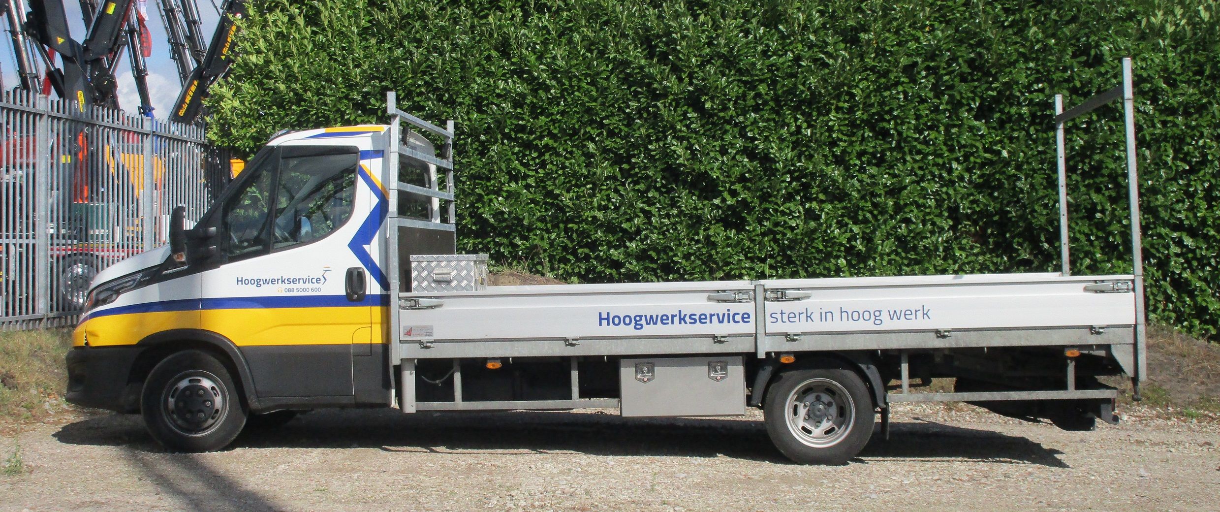 CC Global: 2024 Iveco Daily 40-180 (40C18) Hi-Matic - Keepin' a Lo-Profile 2 Hoogwerkservice - 2024 Iveco Daily 40-180 Hi-Matic flatbed truck - 2