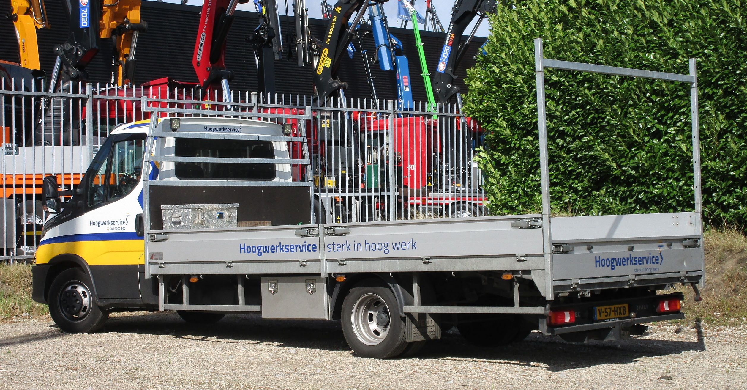 CC Global: 2024 Iveco Daily 40-180 (40C18) Hi-Matic - Keepin' a Lo-Profile 4 Hoogwerkservice - 2024 Iveco Daily 40-180 Hi-Matic flatbed truck - 3