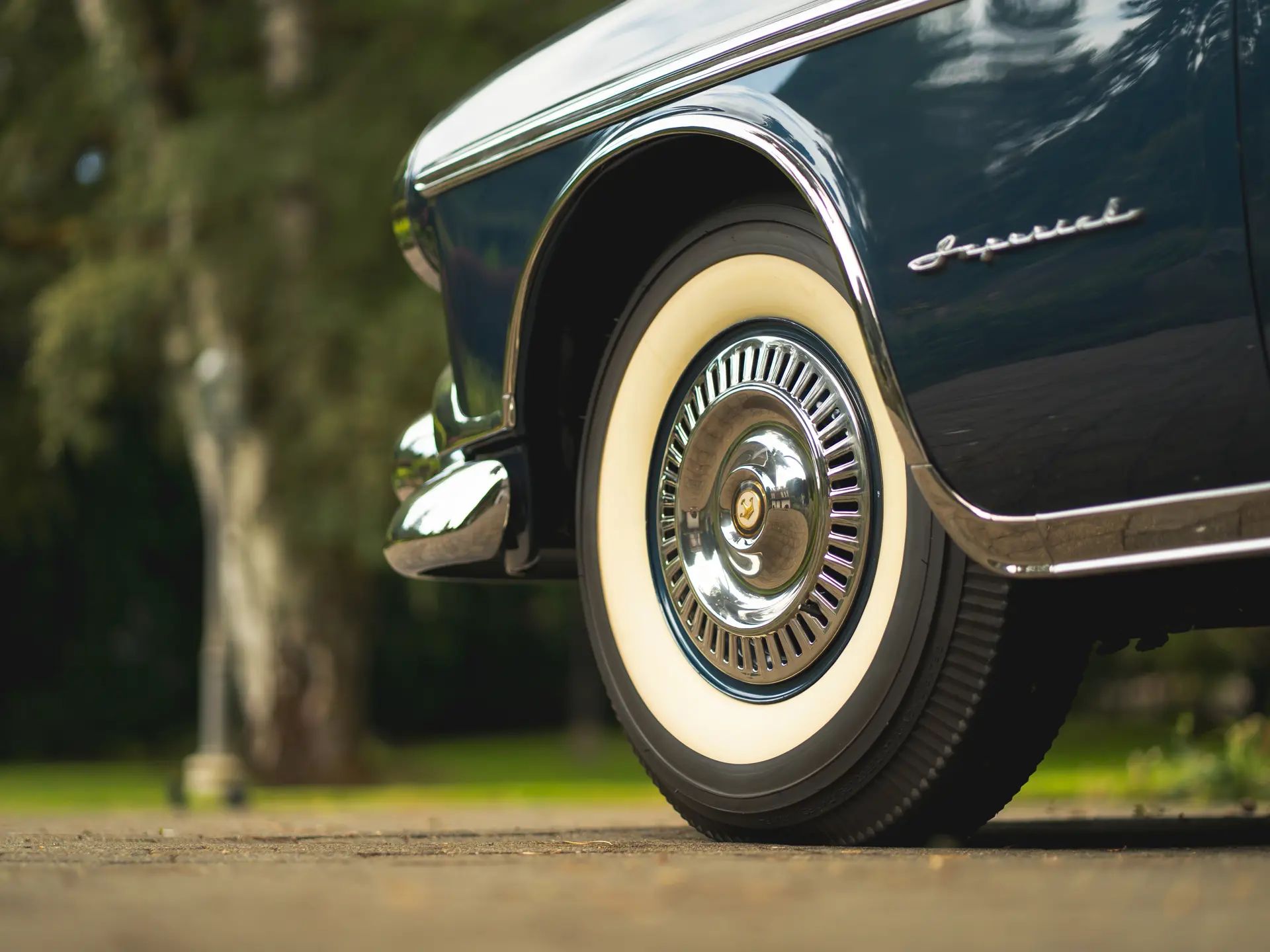 Chrysler's Unusual 1949–1955 Four-Wheel Disc Brakes: A Very Different Kind of Disc 30 Left front fender, wheel, and wheel disc of a blue 1955 Imperial Crown