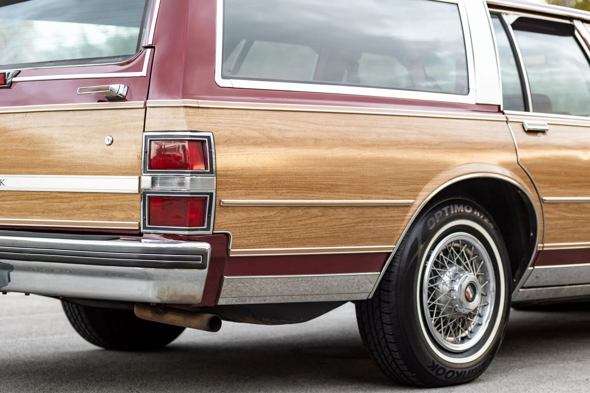 1990 Buick Estate Wagon: Luxurious Family Hauler The Old-Fashioned Way 33 Right rear fender of a red 1990 Buick Estate Wagon