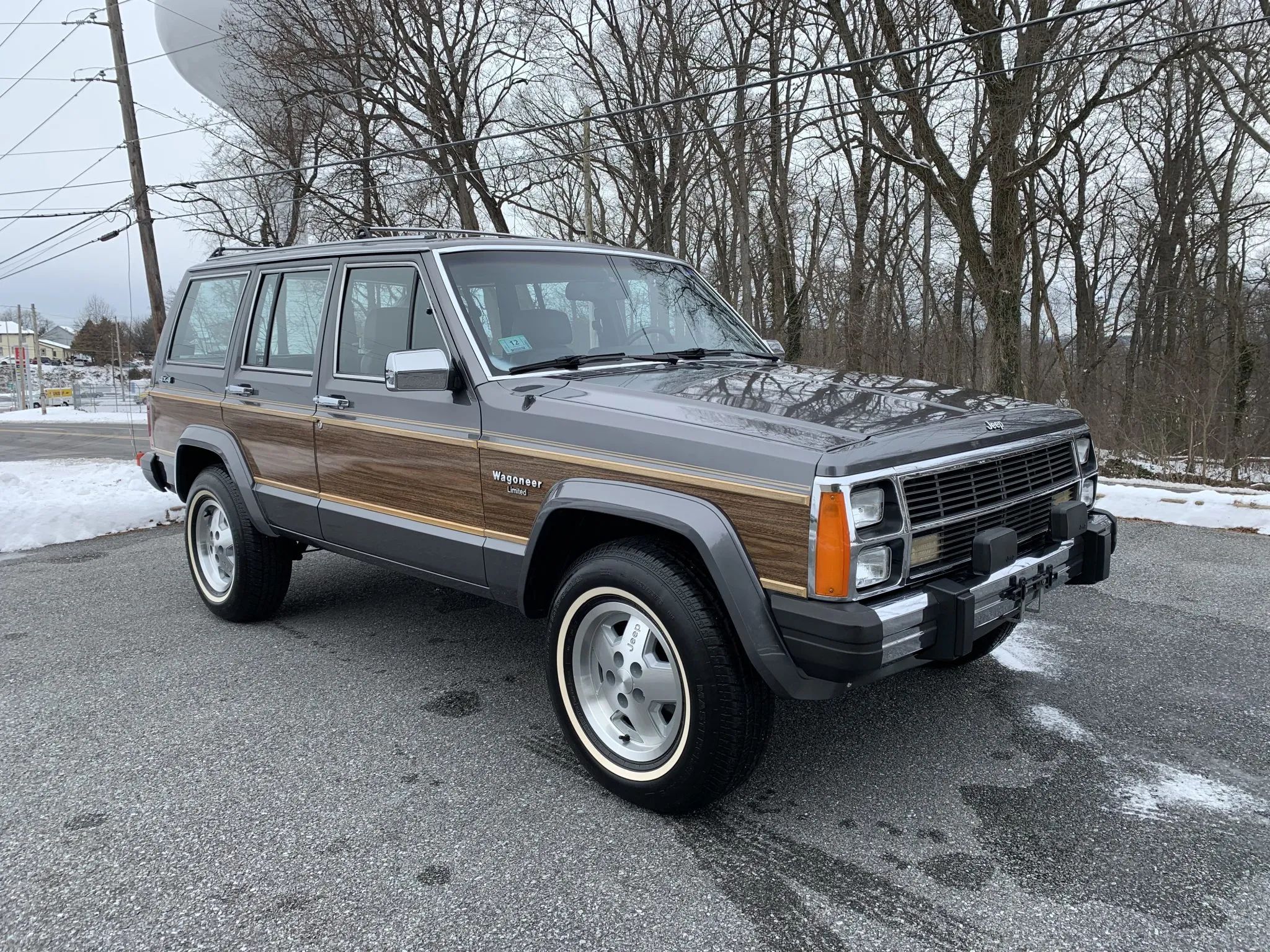1990 Buick Estate Wagon: Luxurious Family Hauler The Old-Fashioned Way 23 Right front 3q view of a gray 1990 Jeep Wagoneer XJ