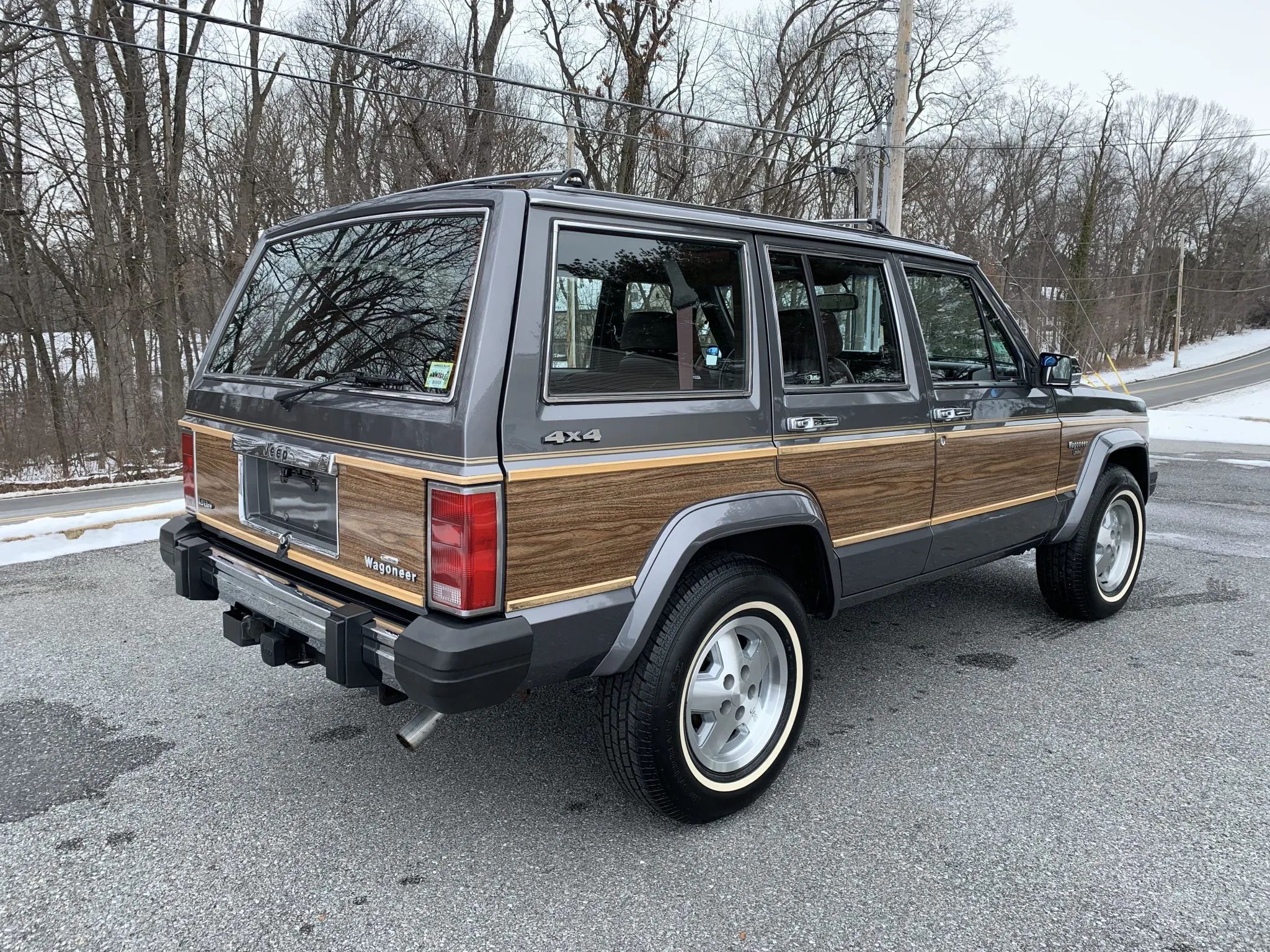 1990 Buick Estate Wagon: Luxurious Family Hauler The Old-Fashioned Way 25 Right rear 3q view of a gray 1990 Jeep Wagoneer XJ