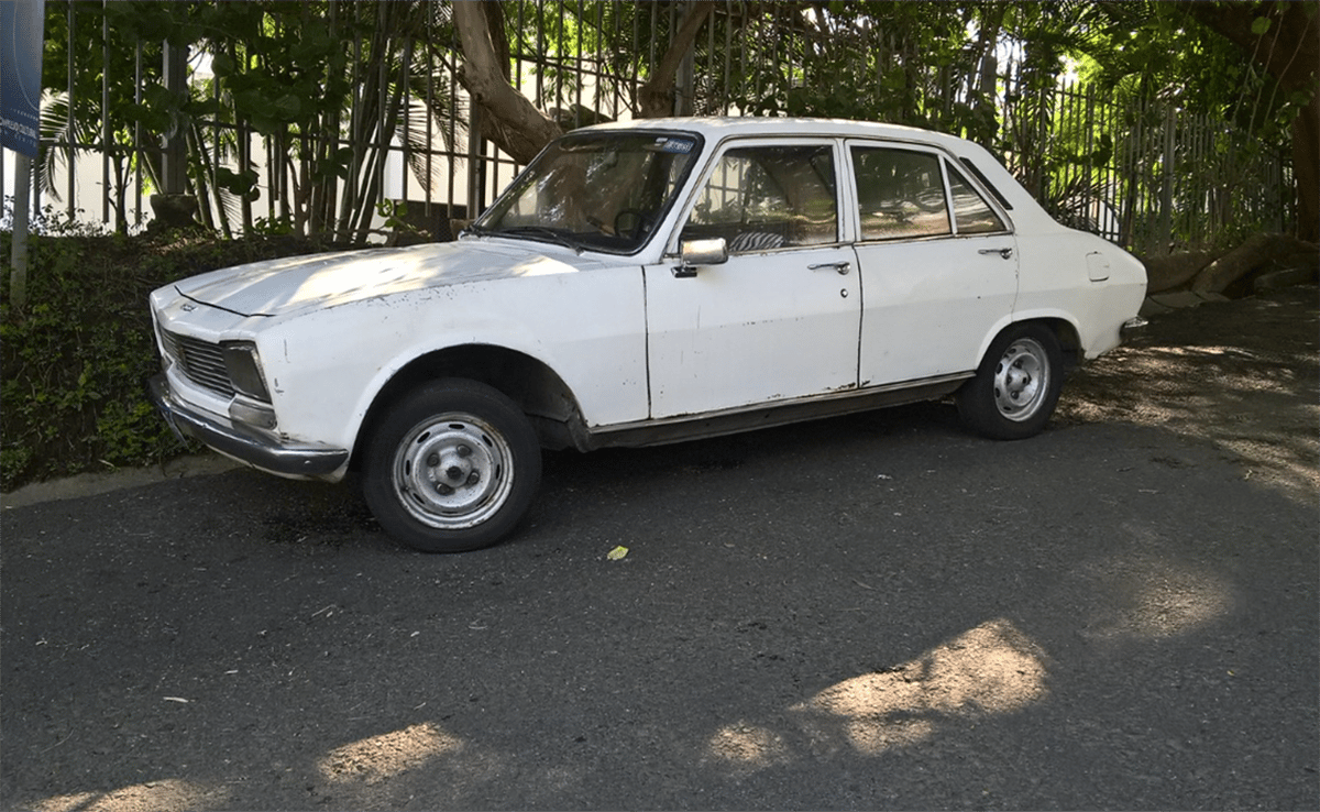 Photo of a 1973 Peugeot 504 L in white.