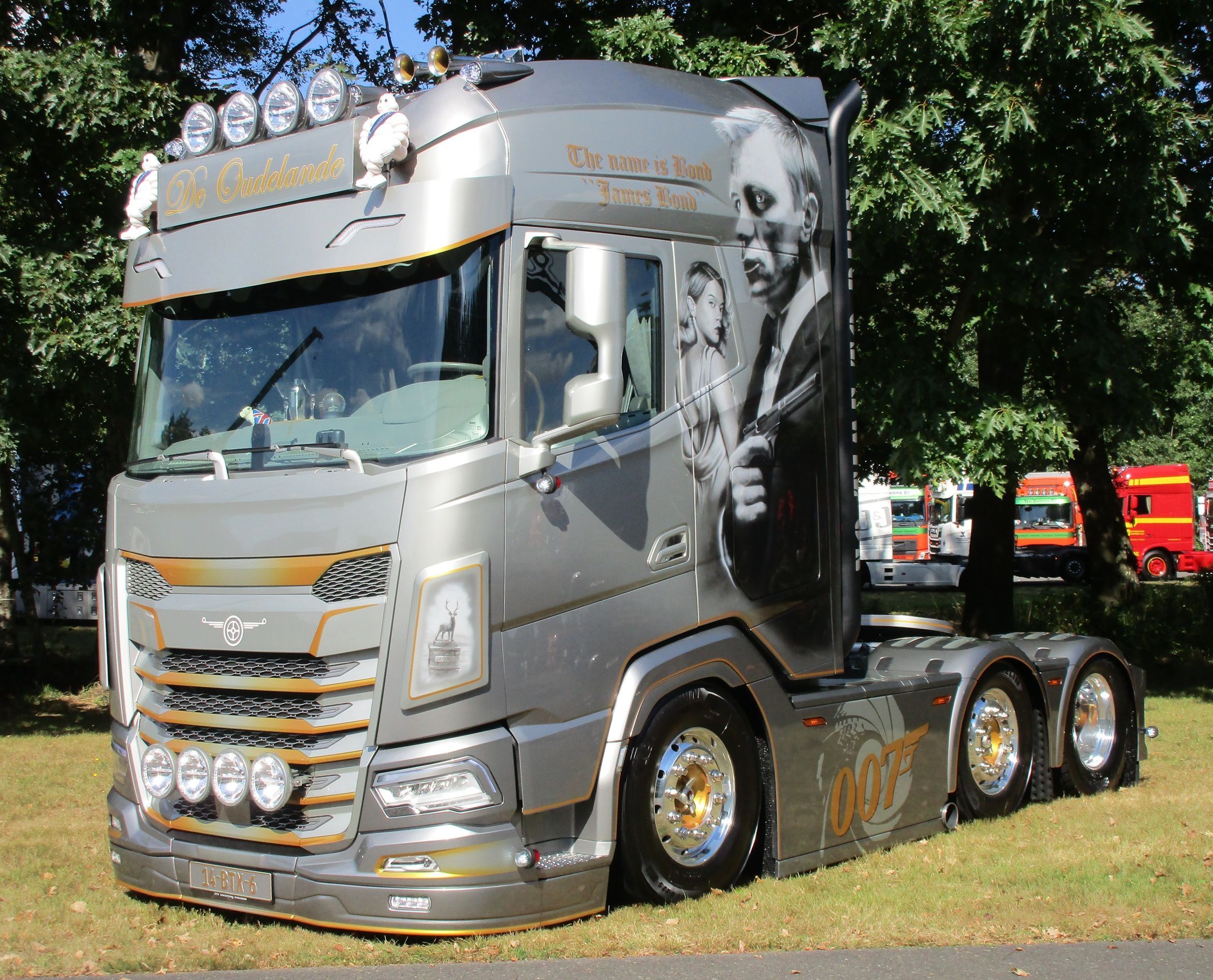 2023 DAF XG+ 530 FTG 6x2/4 Tractor – Fond Of Bond 1 Photo of a 2023 DAF XG+ 530 FTG 6x2/4 tractor with the James Bond logo and a large image of Daniel Craig as Bond on the side of the cab