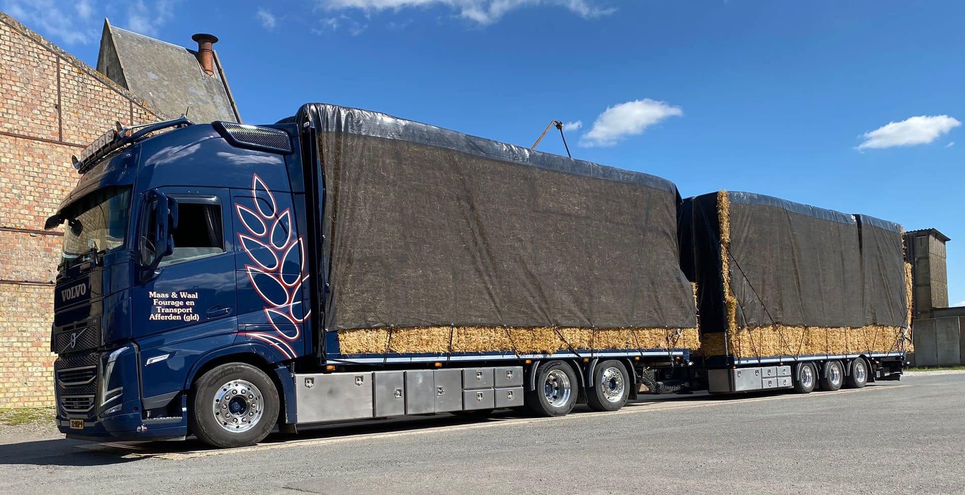 2022 Volvo FH 6x2*4 Flatbed Truck - Straw Boss 6 Maas & Waal Fourage en Transport - Volvo FH 6x2*4 flatbed truck - Jumbo center-axle trailer - 1