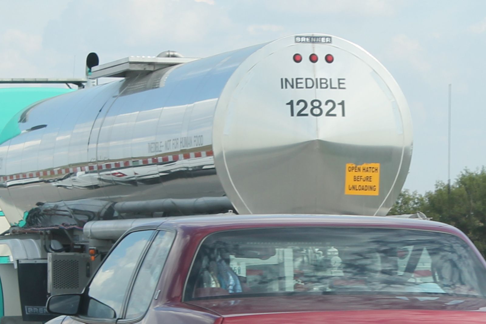 Curbside Musings: 1987 Oldsmobile Toronado Troféo – Inedible? 5 1987 Oldsmobile Toronado Troféo. Somewhere on I-80 in Nebraska. Monday, September 29, 2025.
