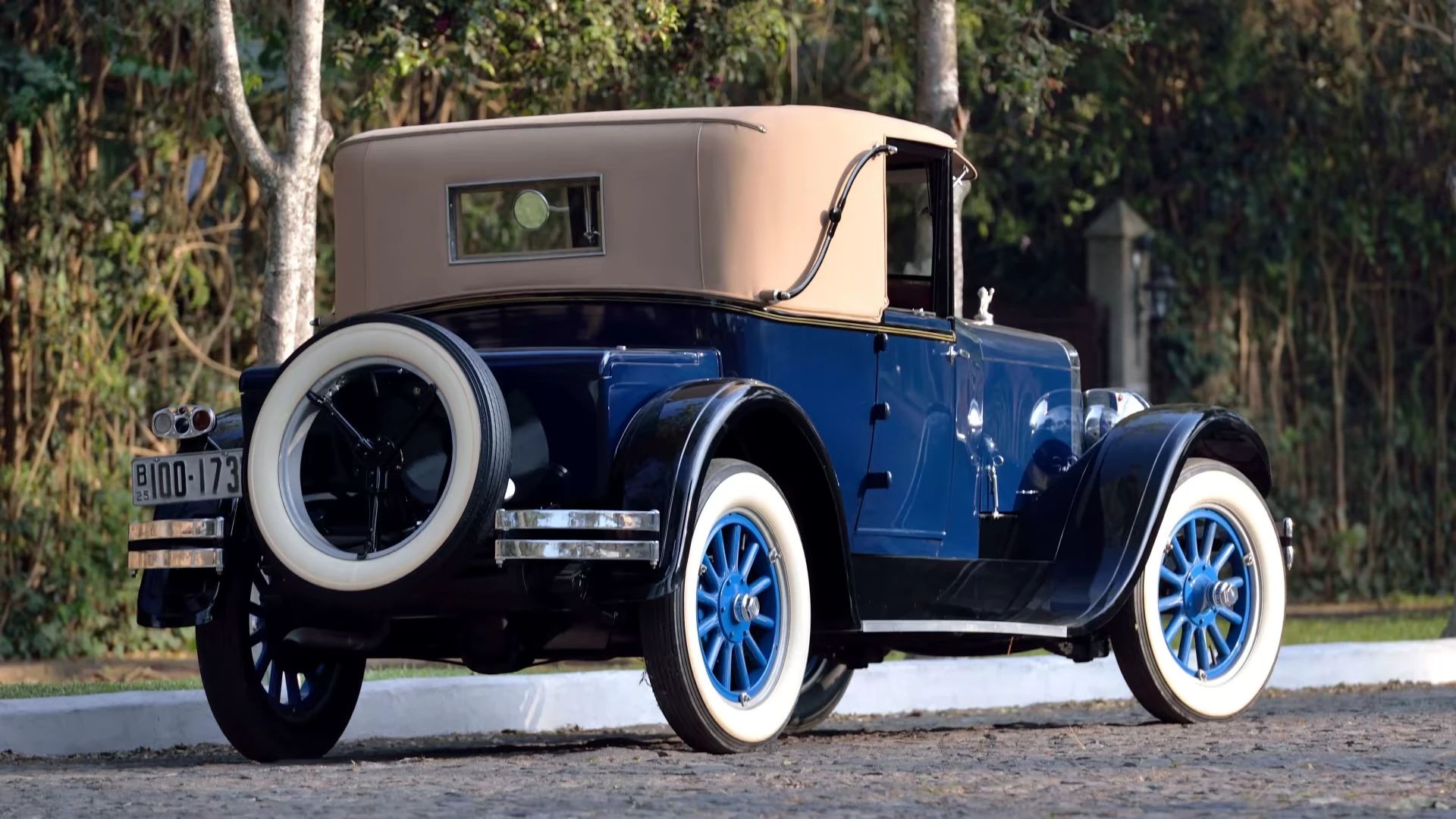 No, The Lincoln Continental Did Not Invent The Continental Kit: Griff Borgeson Makes The Case 20 Right rear 3q view of a blue 1925 Franklin coupe with a tan landau top