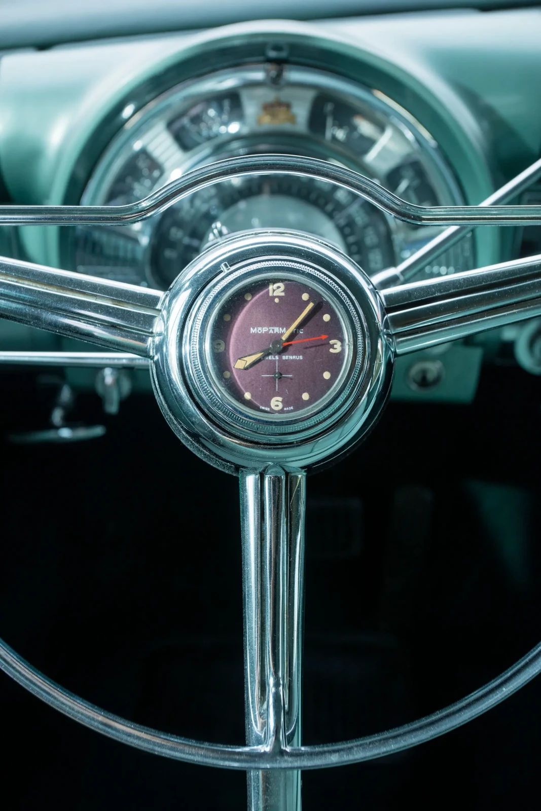 Closeup of the Moparmatic clock in the steering wheel hub of a 1953 Chrysler Custom Imperial