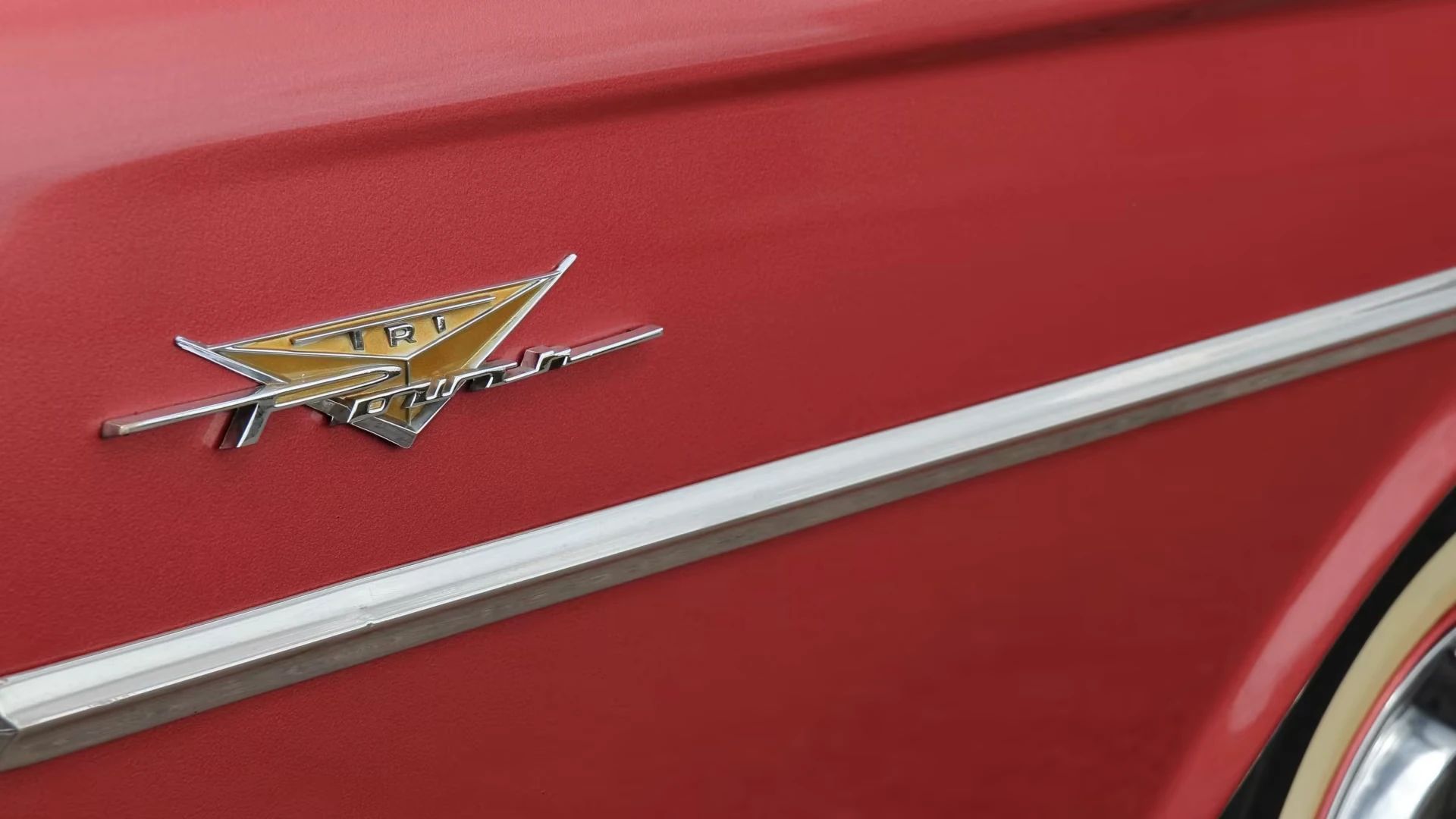 Gold "Tri-Power" badge on the fender of a Sienna Coral 1959 Pontiac Bonneville