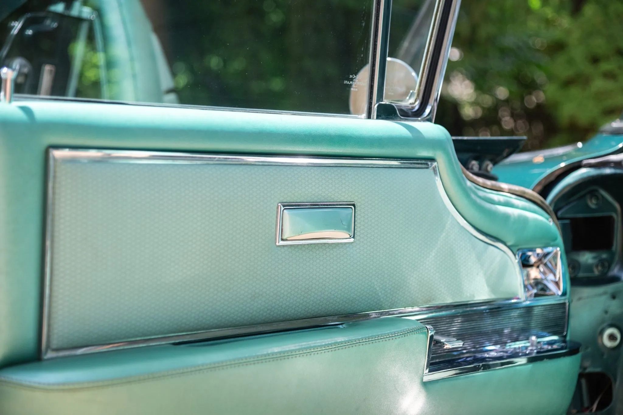 1960 Cadillac Fleetwood Sixty Special: Enviably Green, But No A/C 17 Left front door trim of a 1960 Cadillac Fleetwood Sixty Special with green cloth interior