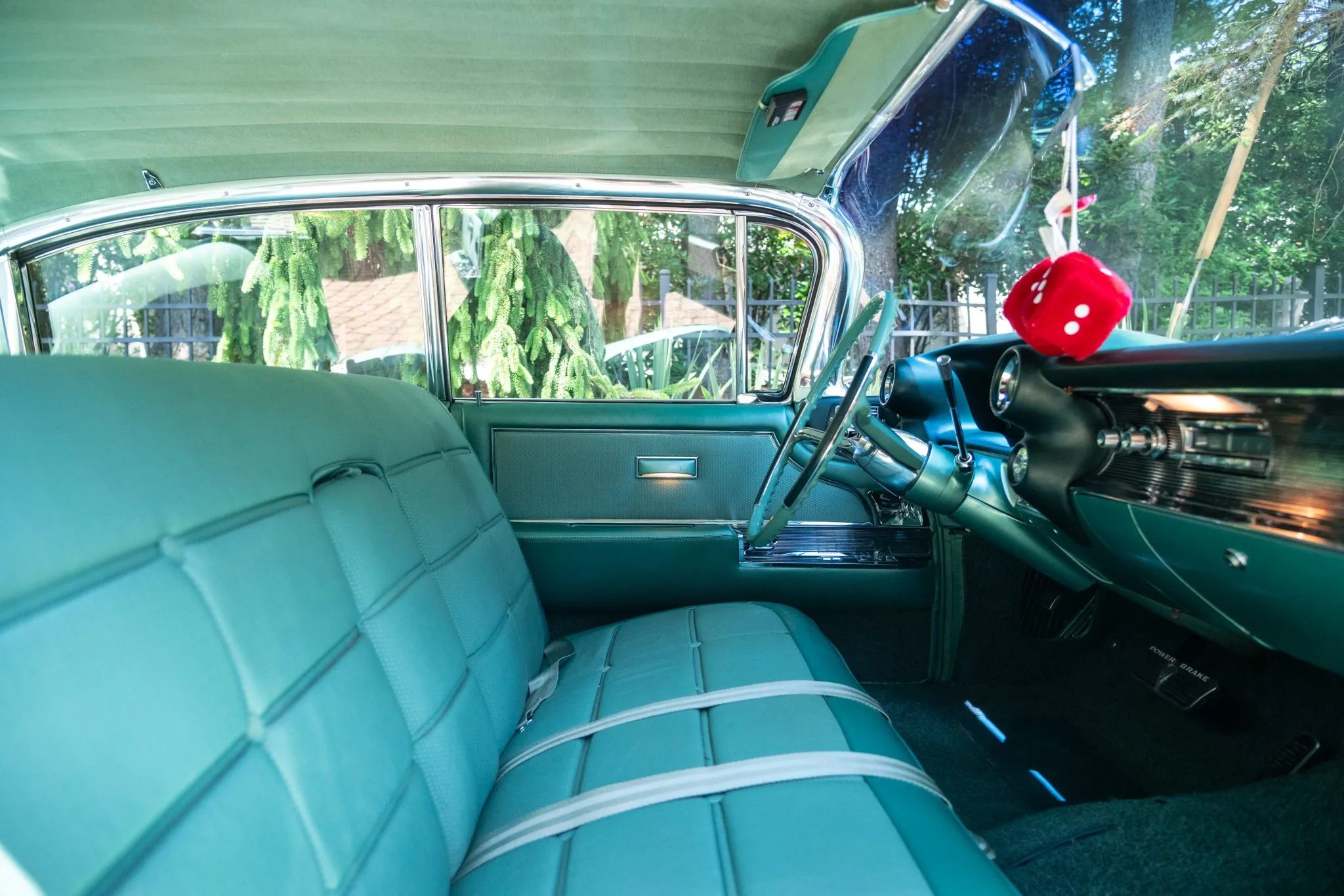 1960 Cadillac Fleetwood Sixty Special: Enviably Green, But No A/C 16 Front seat of a 1960 Cadillac Fleetwood Sixty Special, seen through the right front door