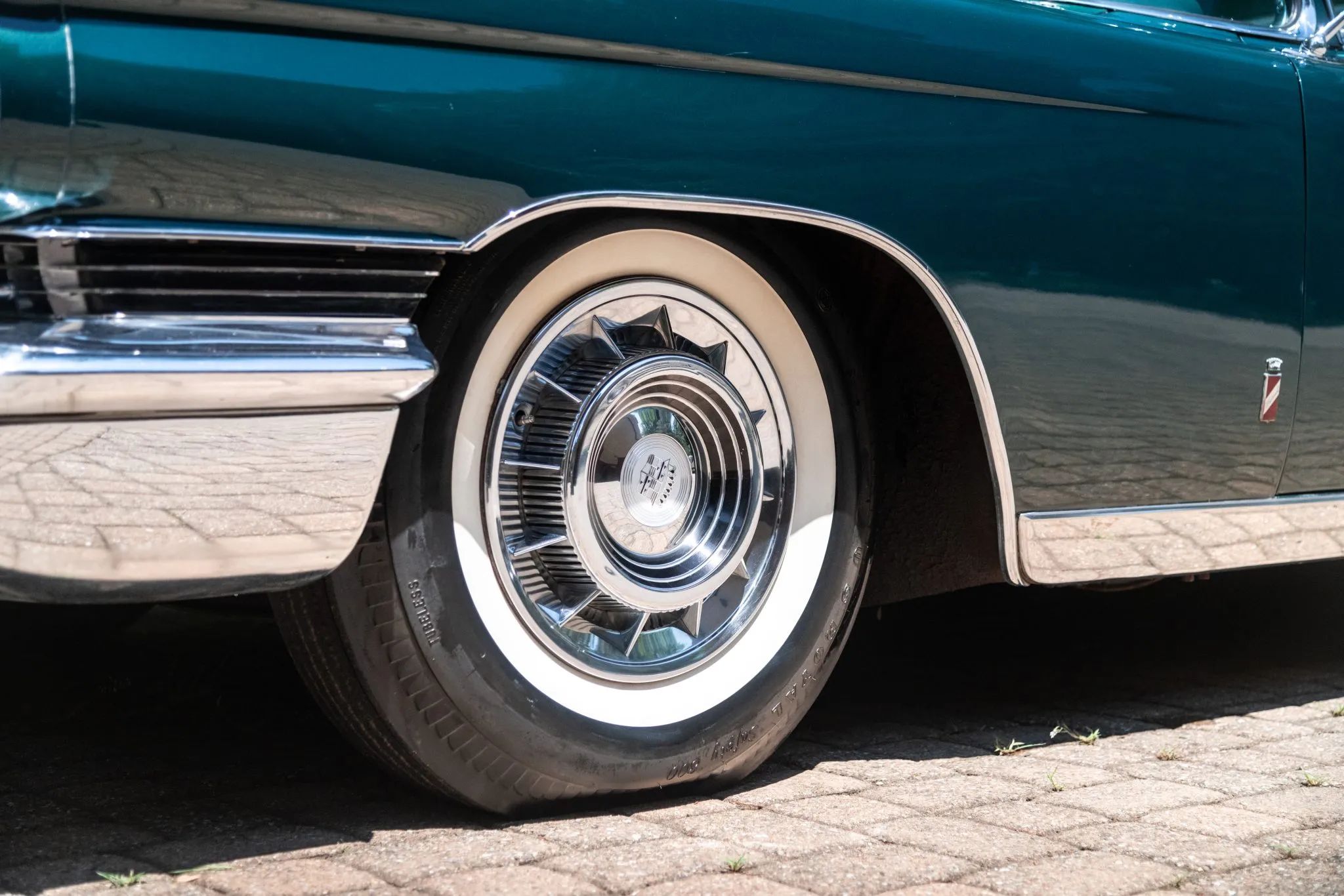 1960 Cadillac Fleetwood Sixty Special: Enviably Green, But No A/C 11 Wheel cover on the left front wheel of a green 1960 Cadillac Fleetwood Sixty Special