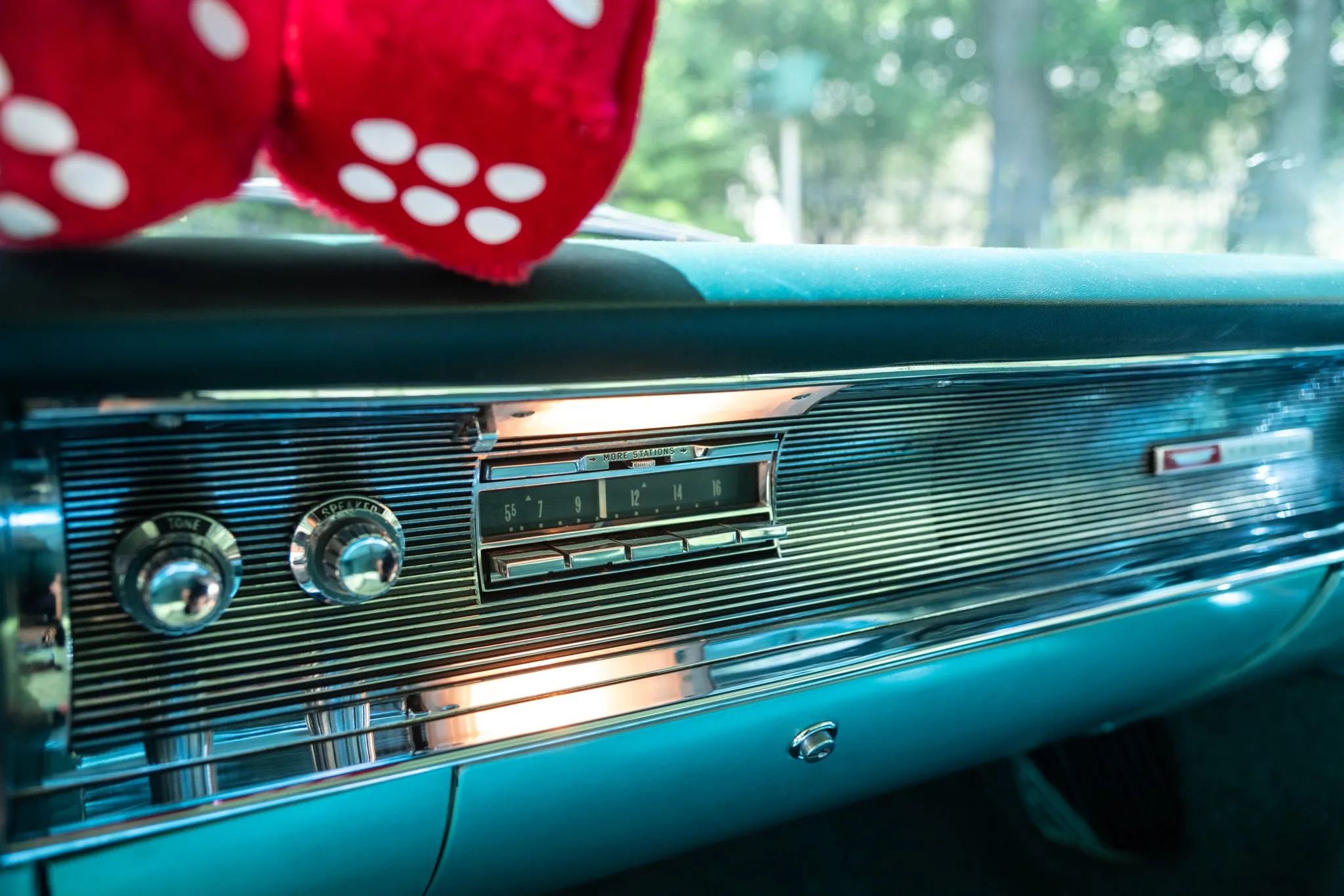 1960 Cadillac Fleetwood Sixty Special: Enviably Green, But No A/C 6 Radio in the dashboard of a 1960 Cadillac Fleetwood with green interior