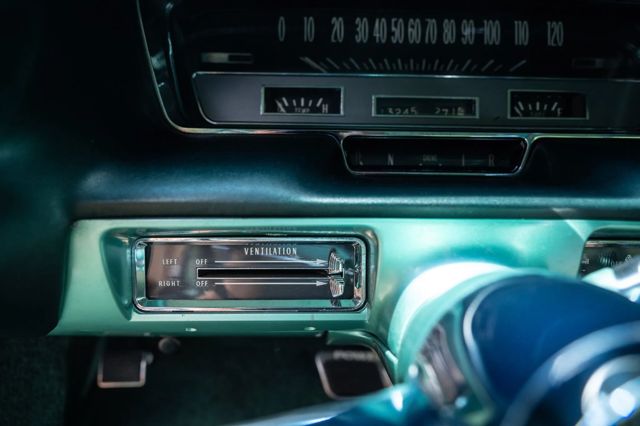 1960 Cadillac Fleetwood Sixty Special: Enviably Green, But No A/C 5 Ventilation controls of a 1960 Cadillac with green interior and no air conditioning